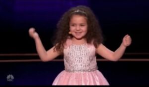 Cuando esta dulce niña comenzó a cantar, Simon Cowell se puso a llorar. ¡Nunca antes había pasado esto en la historia! ¡Es algo que hay que ver!