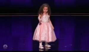 Cuando esta dulce niña comenzó a cantar, Simon Cowell se puso a llorar. ¡Nunca antes había pasado esto en la historia! ¡Es algo que hay que ver!