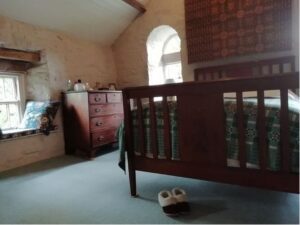 Una mujer compró una casa deteriorada y, en 22 años, construyó una mansión valorada en 40 millones de rublos. ¡El resultado es simplemente increíble!