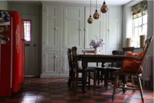 Una mujer compró una casa deteriorada y, en 22 años, construyó una mansión valorada en 40 millones de rublos. ¡El resultado es simplemente increíble!