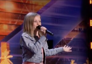 Esta niña tan vivaz canta de una manera que deja a todos sorprendidos. ¡Simon no pudo contener sus emociones! ¡Hay que verlo!