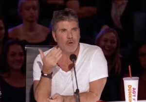 ¡Esto nunca volverá a ocurrir! ¡Esa niña sorprendió a todos con su voz! Simon no pudo esperar a que terminara la actuación, salió al escenario para...