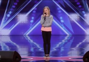 Esta niña tan vivaz canta de una manera que deja a todos sorprendidos. ¡Simon no pudo contener sus emociones! ¡Hay que verlo!