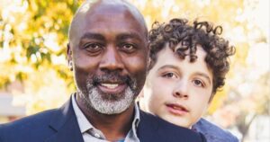 "Un padre soltero adoptó a un adolescente de 11 años después de que su familia adoptiva lo dejara en el hospital y nunca regresara por él. ¿Cómo ha sido su vida y dónde vive ahora?"