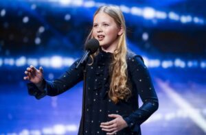 Primero no creían que ella cantaría esa canción en particular, pero luego, cuando la niña comenzó a cantar, ¡todos quedaron sorprendidos! ¡Tiene una voz especial! ¡Esto hay que verlo!