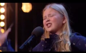 Primero no creían que ella cantaría esa canción en particular, pero luego, cuando la niña comenzó a cantar, ¡todos quedaron sorprendidos! ¡Tiene una voz especial! ¡Esto hay que verlo!