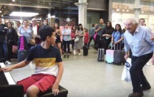 Cuando un hombre le pide a un niño que interprete "Bohemian Rhapsody", el niño se levanta y monta un espectáculo. ¡Es algo que hay que ver! ¡Simplemente impresionante!