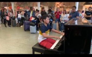 Cuando un hombre le pide a un niño que interprete "Bohemian Rhapsody", el niño se levanta y monta un espectáculo. ¡Es algo que hay que ver! ¡Simplemente impresionante!