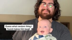 ¡Este dulce bebé no puede parar de reírse con un objeto muy extraño! ¡La reacción del papá es invaluable!