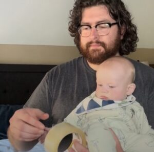 ¡Este dulce bebé no puede parar de reírse con un objeto muy extraño! ¡La reacción del papá es invaluable!