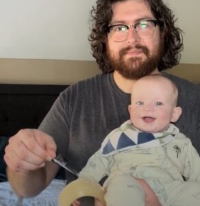¡Este dulce bebé no puede parar de reírse con un objeto muy extraño! ¡La reacción del papá es invaluable!