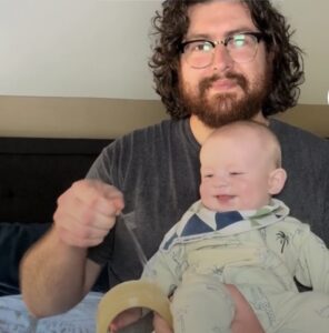 ¡Este dulce bebé no puede parar de reírse con un objeto muy extraño! ¡La reacción del papá es invaluable!