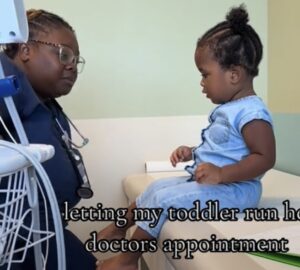 "¡Mira cómo este encantador niño tomó el control de la consulta médica! ¡No todos los niños pueden hipnotizar a los doctores así!"