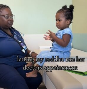 "¡Mira cómo este encantador niño tomó el control de la consulta médica! ¡No todos los niños pueden hipnotizar a los doctores así!"