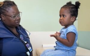 "¡Mira cómo este encantador niño tomó el control de la consulta médica! ¡No todos los niños pueden hipnotizar a los doctores así!"