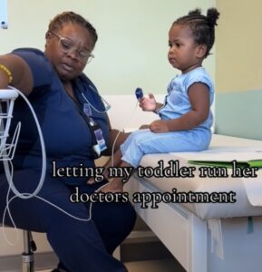 "¡Mira cómo este encantador niño tomó el control de la consulta médica! ¡No todos los niños pueden hipnotizar a los doctores así!"