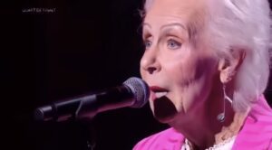 ¡El jurado quedó asombrado con la actuación de la abuelita de 89 años! ¡Nadie esperaba algo así! Y cuando terminó, Simon hizo un anuncio muy importante e inesperado. ¡Esto hay que verlo!