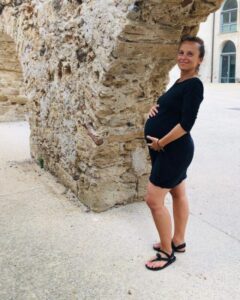 Esta mujer lleva 7 años comiendo solo frutas y no cepillándose los dientes. ¿Cómo vive y cómo se ve ahora? ¡Datos interesantes!