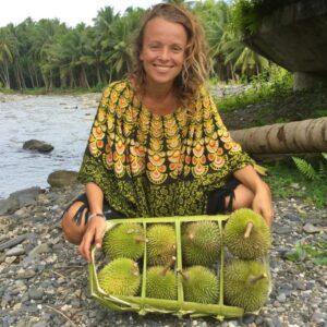 Esta mujer lleva 7 años comiendo solo frutas y no cepillándose los dientes. ¿Cómo vive y cómo se ve ahora? ¡Datos interesantes!