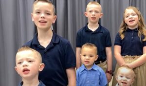 ¡Encantadores niños interpretan «Jesús me ama» en una actuación conmovedora! Vamos a verlo.