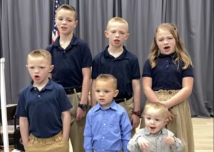 ¡Encantadores niños interpretan «Jesús me ama» en una actuación conmovedora! Vamos a verlo.