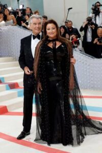 Todo el mundo se pregunta qué encontró en ella. Esta mujer está casada con uno de los actores más guapos del mundo. ¡Fotos impactantes!