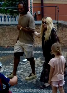 ¡Los paparazzi lograron captar a Madonna y su nuevo amor! ¡Fotos impactantes!