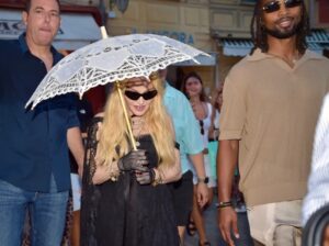 ¡Los paparazzi lograron captar a Madonna y su nuevo amor! ¡Fotos impactantes!