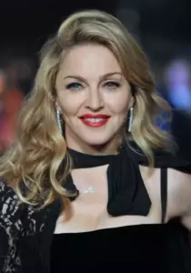 ¡Los paparazzi lograron captar a Madonna y su nuevo amor! ¡Fotos impactantes!