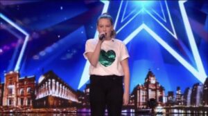 ¡Esto nunca volverá a ocurrir! ¡Esa niña sorprendió a todos con su voz! Simon no pudo esperar a que terminara la actuación, salió al escenario para...