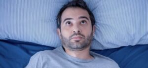 Este hombre se despierta y lee un mensaje que le dejó su esposa, y comienza a llorar. ¿Qué le escribió su esposa?
