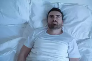 Este hombre se despierta y lee un mensaje que le dejó su esposa, y comienza a llorar. ¿Qué le escribió su esposa?