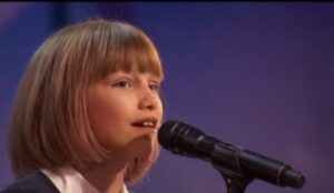 ¡Nunca antes ha habido algo así en la historia! ¡Todos se levantaron de sus asientos cuando escucharon la voz de esta niña! ¡Esto hay que verlo!