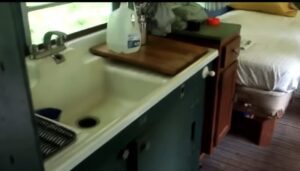 En el bosque, una familia encontró un autobús abandonado. ¡Lo que vieron al entrar les dejó sorprendidos! ¿Qué había allí?