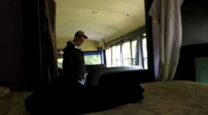 En el bosque, una familia encontró un autobús abandonado. ¡Lo que vieron al entrar les dejó sorprendidos! ¿Qué había allí?