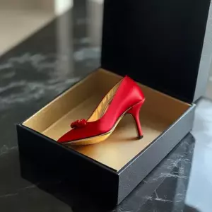 Encontré una caja con zapatos en mi puerta con una nota: “EL QUE TENDRÁ LOS MISMOS ZAPATOS EN TU FIESTA DE CUMPLEAÑOS HOY QUIERE ARRUINAR TU VIDA”