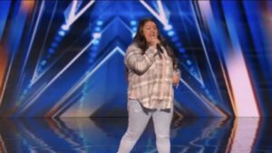 ¡La voz de esta niña sorprendió a todos! El jurado, al escucharla, se levantó de inmediato y no sabía qué decir a continuación. ¡Hay que verlo!
