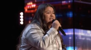 ¡La voz de esta niña sorprendió a todos! El jurado, al escucharla, se levantó de inmediato y no sabía qué decir a continuación. ¡Hay que verlo!