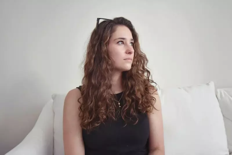 Un millonario que se hace pasar por pobre invita a la chica de sus sueños a una vieja y destartalada casa y le propone matrimonio — Historia del día