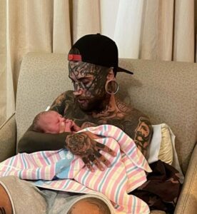 Un padre de 24 años con más de 200 tatuajes cambió radicalmente por su hija. ¿Cómo se ve ahora?
