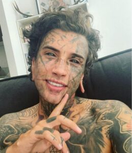 Un padre de 24 años con más de 200 tatuajes cambió radicalmente por su hija. ¿Cómo se ve ahora?