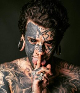 Un padre de 24 años con más de 200 tatuajes cambió radicalmente por su hija. ¿Cómo se ve ahora?