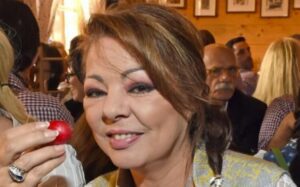 ¿Cómo luce Sandra, la "reina del disco" de 61 años, que decidió envejecer de manera natural?