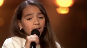 La niña interpretó una canción de hace 80 años, demostrando que merece ganar. ¡Una actuación increíble!