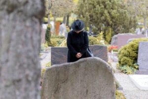 Cada semana, una joven viuda iba a la tumba de su esposo para regar las flores. Un día, cuando fue, vio algo que la dejó en shock.