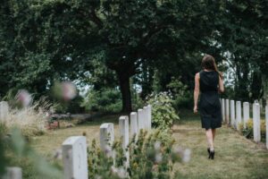 Cada semana, una joven viuda iba a la tumba de su esposo para regar las flores. Un día, cuando fue, vio algo que la dejó en shock.