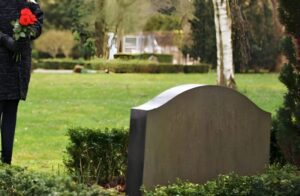 Después de perder su trabajo, la doctora fue al cementerio a visitar la tumba del millonario que no pudo salvar. Al escuchar una conversación entre extranjeros...