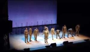 Diez hombres empiezan a cantar una canción clásica, pero luego el público se vuelve loco. ¡Tienes que verlo!