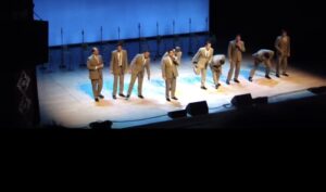 Diez hombres empiezan a cantar una canción clásica, pero luego el público se vuelve loco. ¡Tienes que verlo!