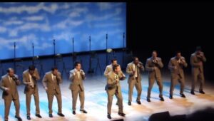 Diez hombres empiezan a cantar una canción clásica, pero luego el público se vuelve loco. ¡Tienes que verlo!